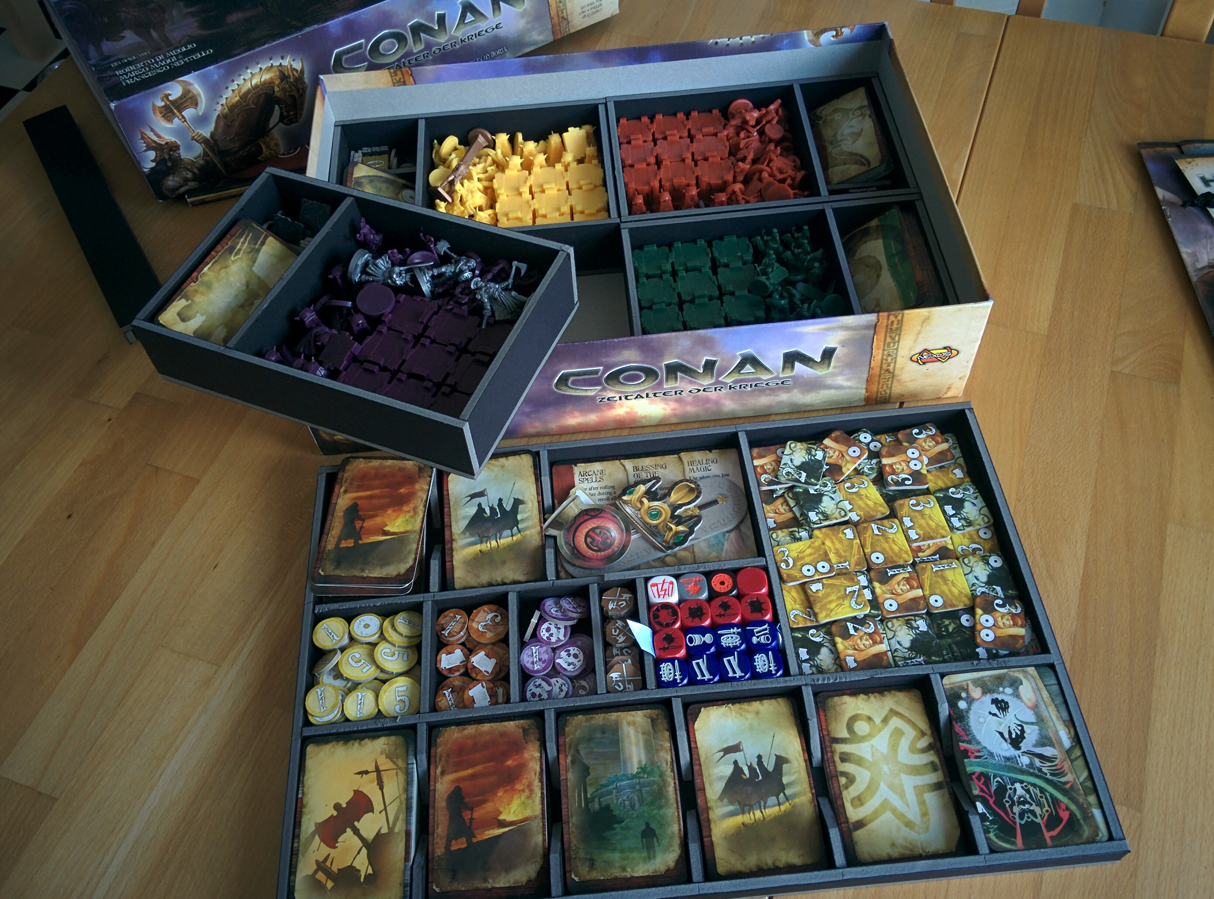 Die Spieler-Schachteln kommen als unterste Lage in die Box.
